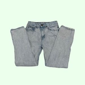 COTTON ON LIGHT WASH MOM JEANS